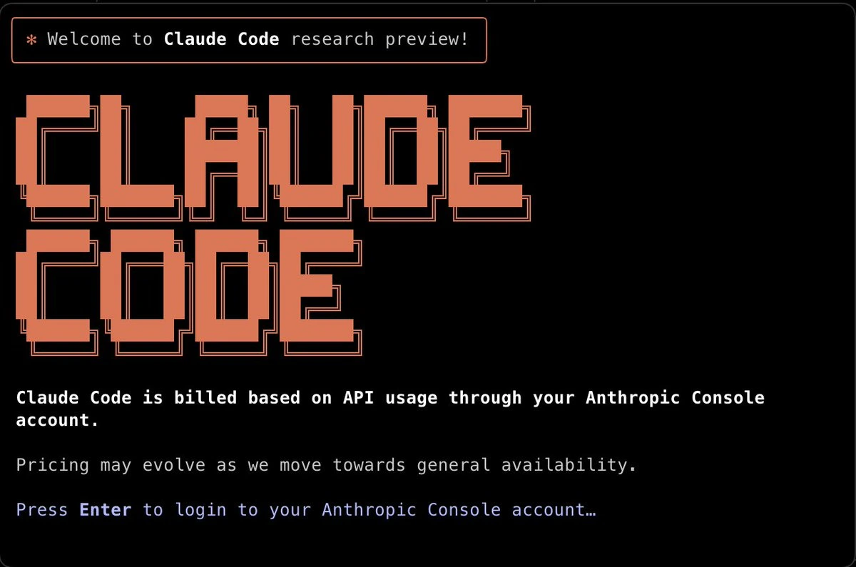 Terminal-Ansicht von Claude Code mit dem Schriftzug CLAUDE CODE