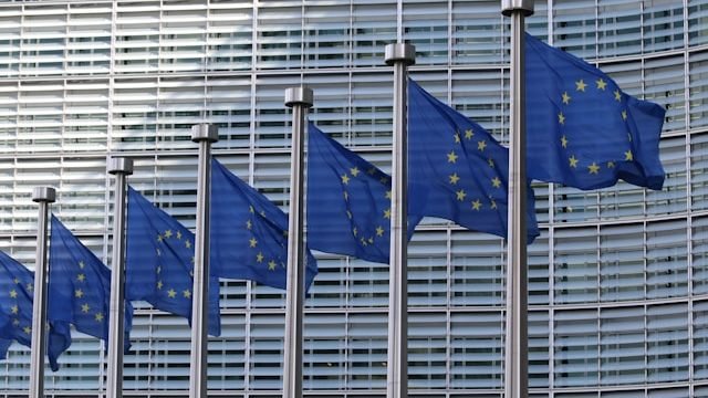 Flaggen der Europäischen Union vor dem Berlaymont-Gebäude in Brüssel