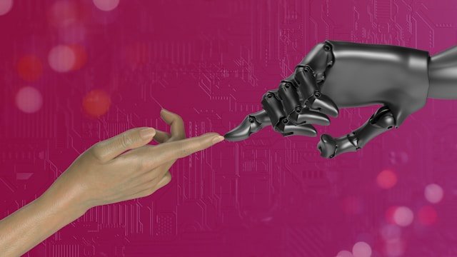 Menschliche Hand und Roboterhand berühren sich an den Fingerspitzen