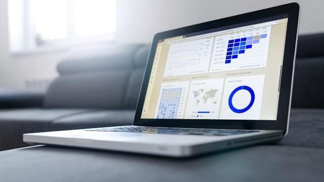 Laptop mit geöffnetem Dashboard, Diagrammen und Kennzahlen auf dem Bildschirm