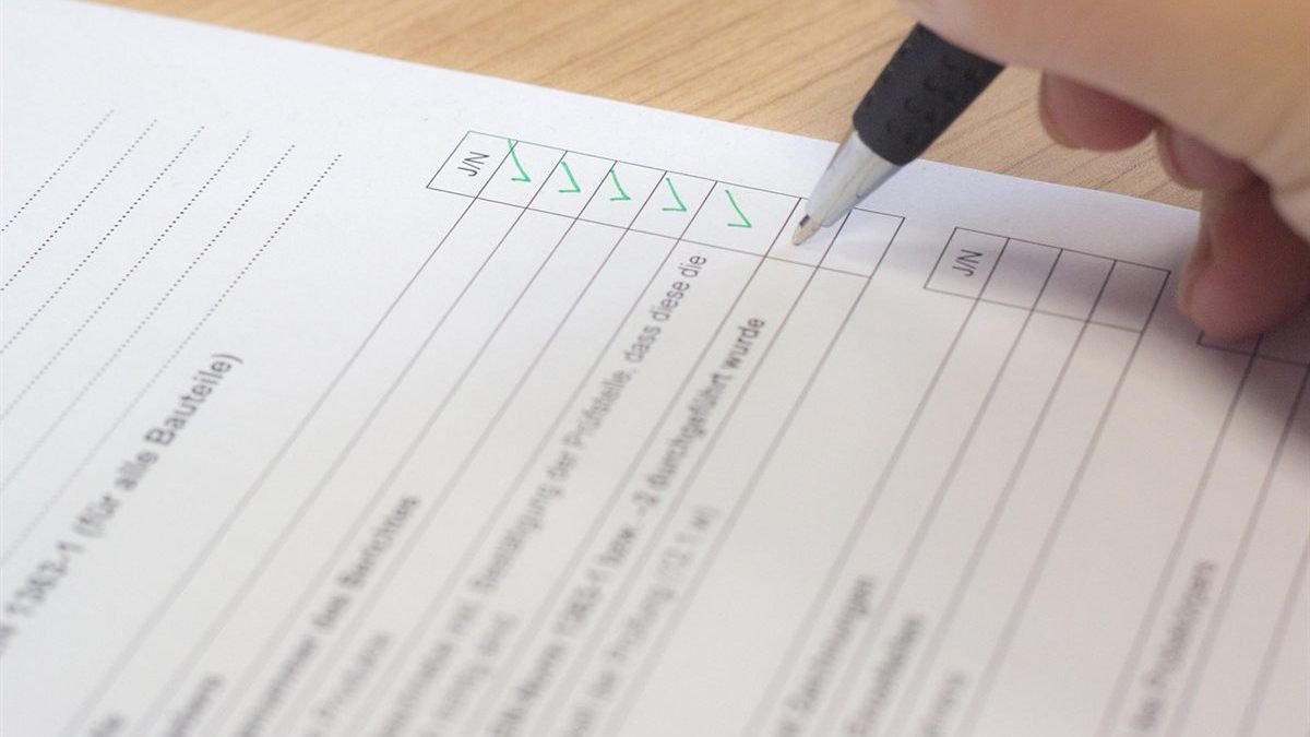 Checkliste mit abgehakten Punkten auf einem Schreibtisch