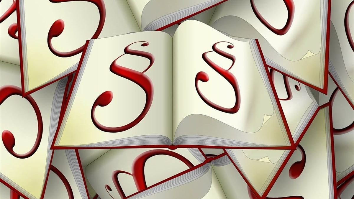 Aufgereihte Gesetzbücher in einem Regal — Sinnbild für die geänderte KI-Verordnung